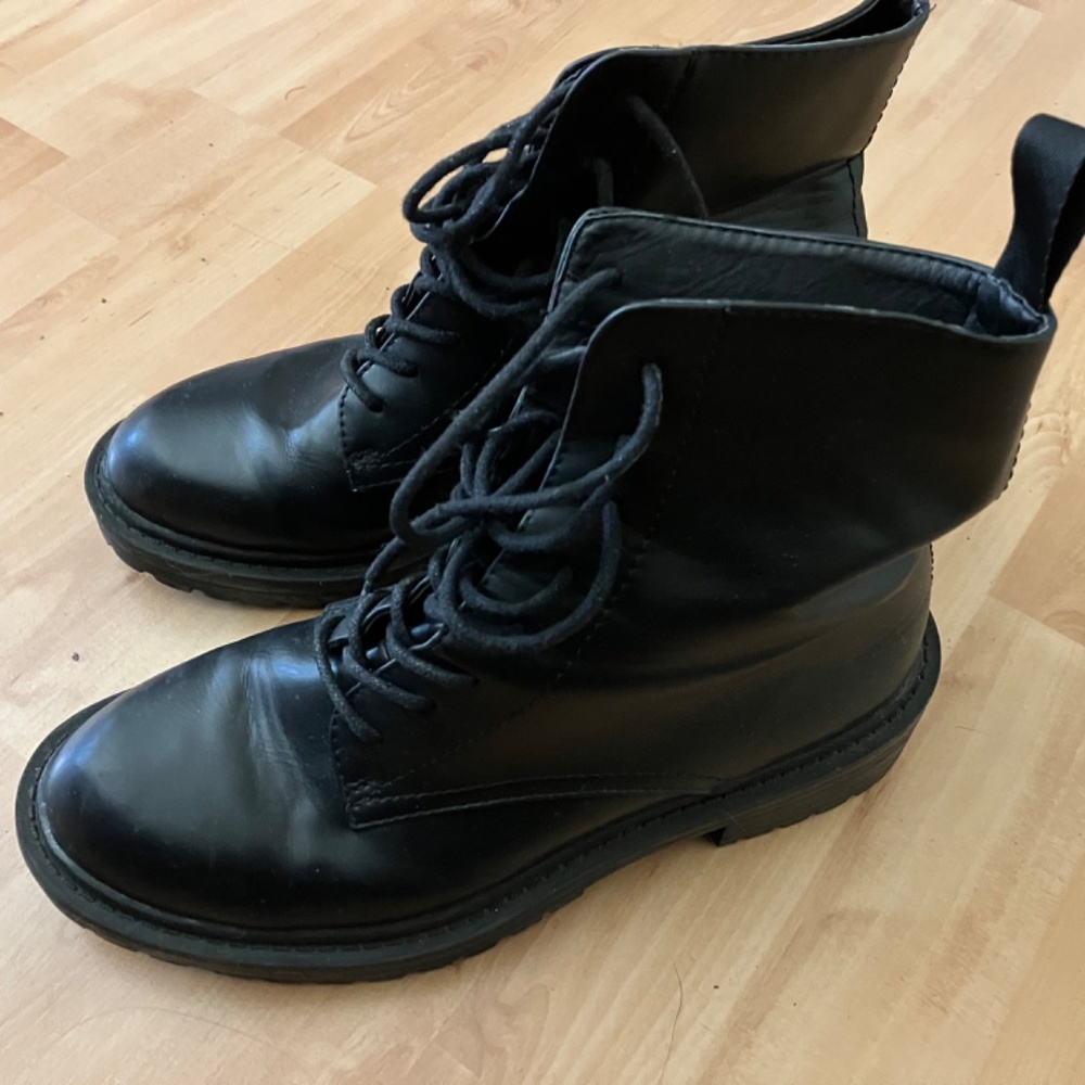 Black Flat Boots - image 3